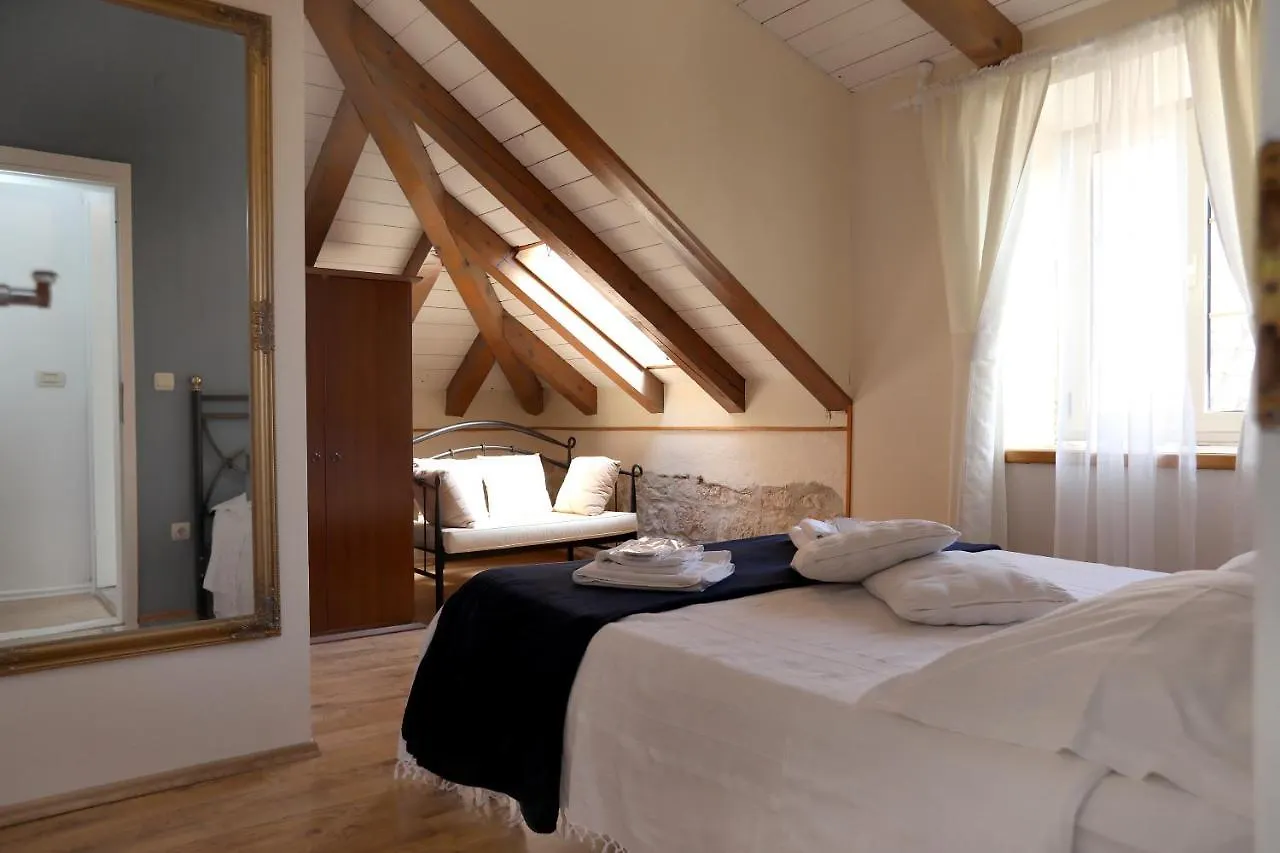 Villa Carrara contacts